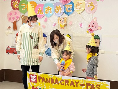 クレヨンになりきり自己紹介をする卒園児たちと保育士