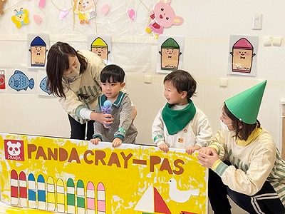 クレヨンになりきり自己紹介をする卒園児たちと保育士