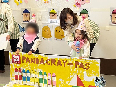 クレヨンになりきり自己紹介をする卒園児たちと保育士