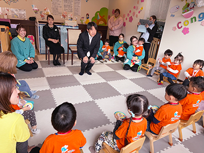 園長先生のお話を聞く子どもたち