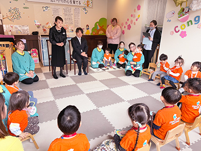 総園長先生のお話を聞く子どもたち