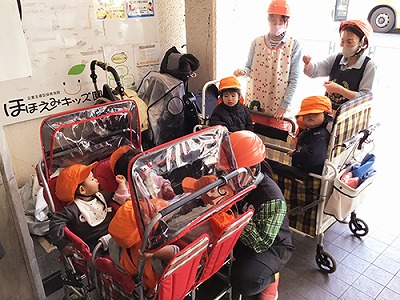 避難車に乗って無事に避難をした園児と保育士