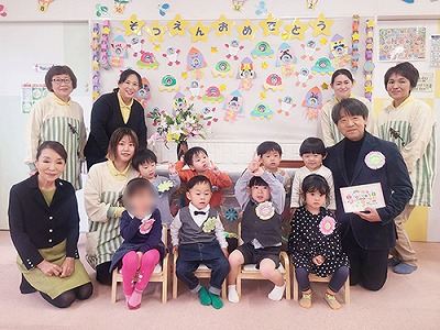 卒園児と保育士たち