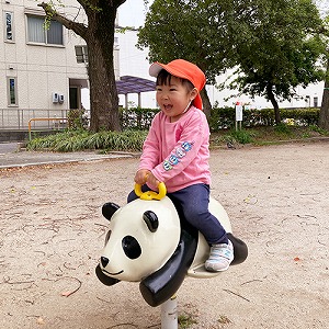 パンダの遊具に乗る子ども