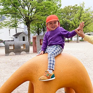 象の遊具に乗る子ども