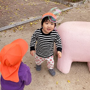 浮かぶシャボン玉をみつめる子ども