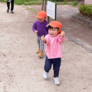 シャボン玉にはしゃぐ子どもたち