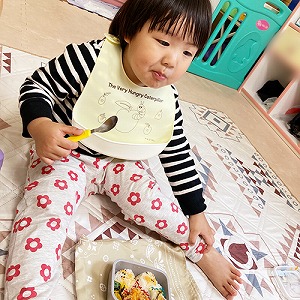 お弁当を食べる子ども