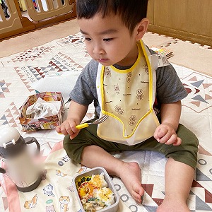 お弁当を食べる子ども