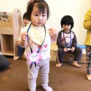 メダルを掛けてもらった子ども