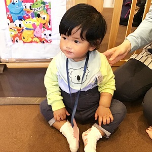 メダルを掛けてもらった子ども