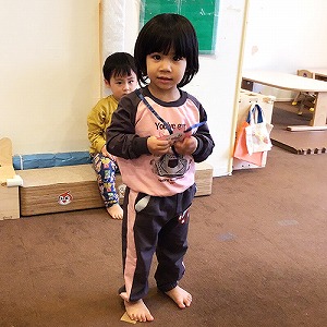 メダルを掛けてもらった子ども