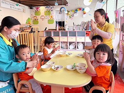 みんなで「いただきます」のあいさつをする子どもたち