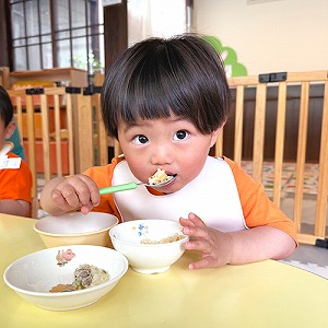 給食を食べる子ども