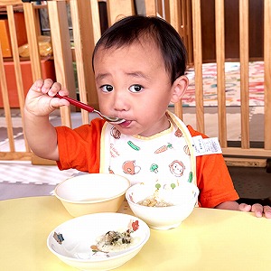 給食を食べる子ども