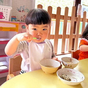 給食を食べる子ども