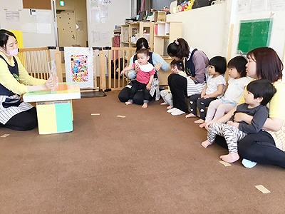 避難の約束の話を聞く子どもたち