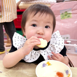 手作りおやつを頬張る子ども