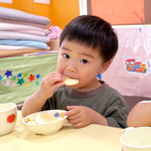 手作りおやつを頬張る子ども