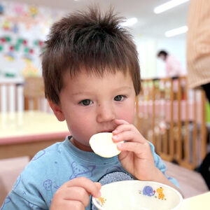 手作りおやつを頬張る子ども