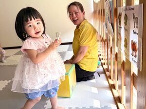 動物の絵に歩み寄る子どもと見守る先生