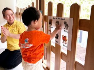 動物の絵に手を合わせる子ども
