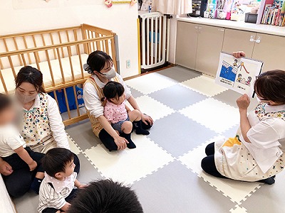 水害訓練のスケッチブックシアターを見る園児と保育士