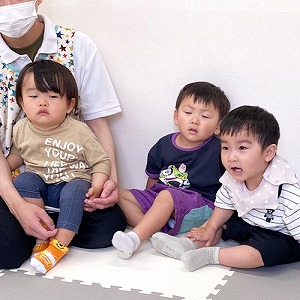 真剣な表情で話を聞く子どもたち