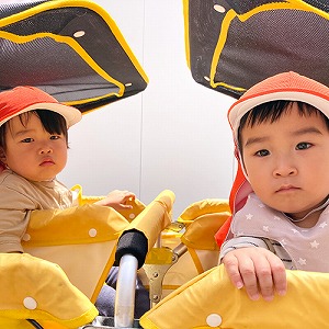 避難車に乗る子どもたち