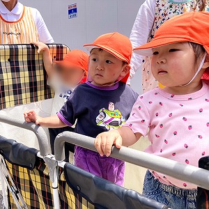 避難車に乗る子どもたち