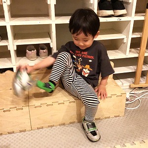 靴を脱ぐ子ども