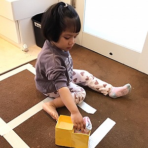 脱いだ靴下をしまう子ども
