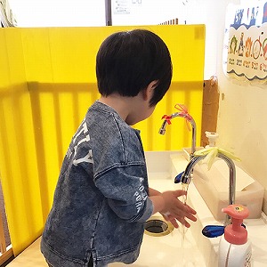 手を洗う子ども
