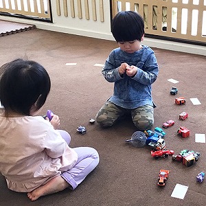 お部屋で遊ぶ子どもたち