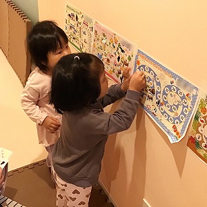 トイレに行った後シールを貼る子どもたち