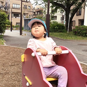 遊具で遊ぶ子ども