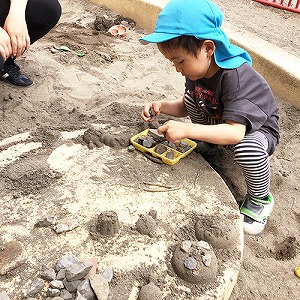 砂場遊びをする子ども