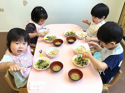 給食を食べる子どもたち