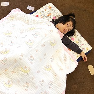 お昼寝をする子ども