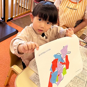 制作した作品を見せる子ども
