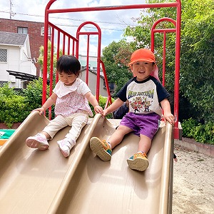 滑り台で遊ぶ子どもたち