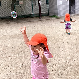 シャボン玉で遊ぶ子どもたち