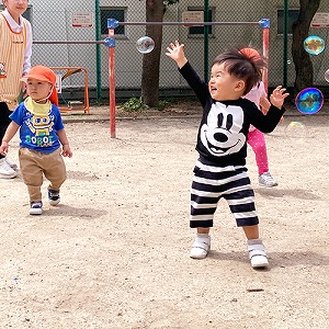 シャボン玉で遊ぶ子どもたち