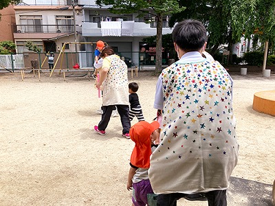 不審者に気付いて逃げる訓練をする子どもたちと保育士