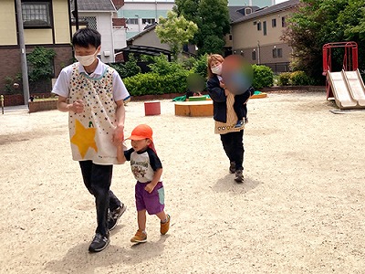 不審者から逃げる訓練をする子どもたちと保育士