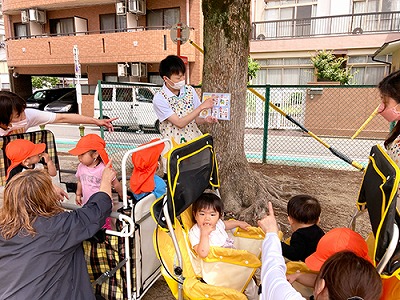 子どもたちにいかのおすしの約束をする保育士