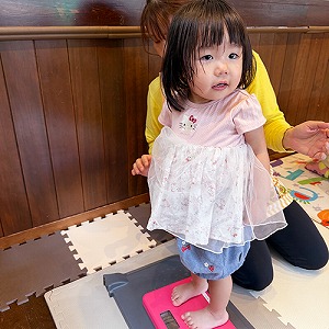 体重計に乗る子ども