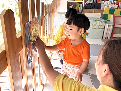 ほほえみキッズ園ココナッツの英語レッスンの様子