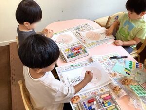 お父さんの顔を描く子どもたち