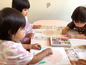 お父さんの顔を描く子どもたち